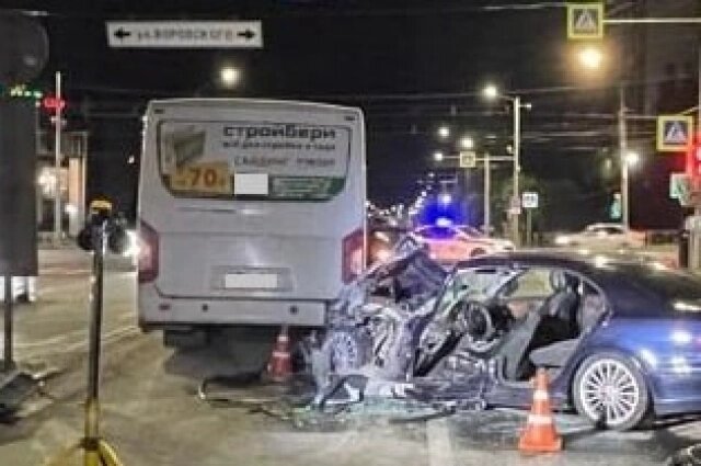    Водителя извлекали из искорёженного автомобиля с помощью специнструмента. Фото: Госавтоинспекция по Кировской области