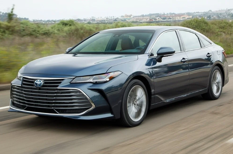 Toyota Avalon в России: стоит ли переплачивать за японский седан, ввезенный по параллельному импорту?