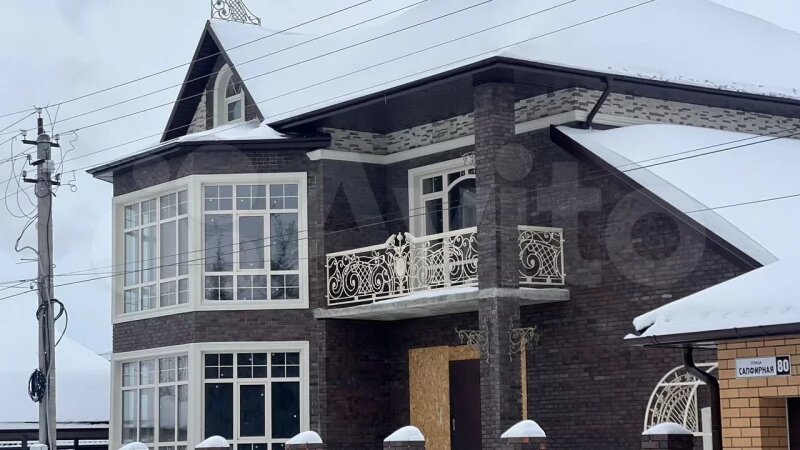     Резной «дворец» продается в Барнауле за 60 млн рублей «Авито»