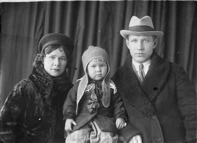 Старшая сестра Ивана Хамчукова Клавдия с мужем Георгием и дочерью Ревмирой. 24 января 1941 года.