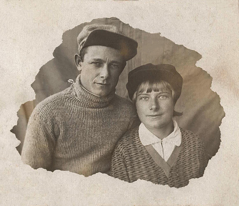 Снимок 1938 года: Иван Хамчуков с младшей сестрой Полиной.