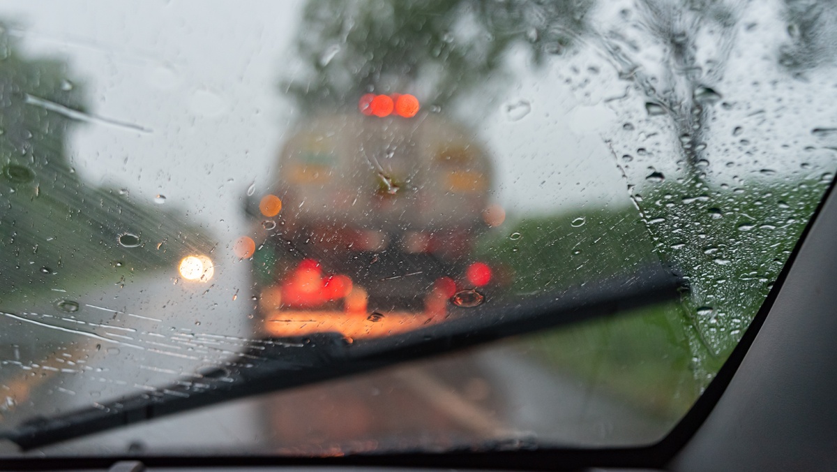    Югорских водителей предупредили об опасностях мокрых дорог
