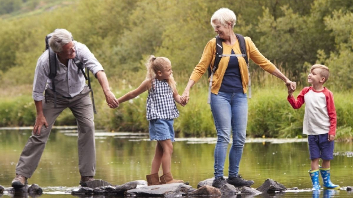 Нежданный бонус: пенсионеры получат выплаты за помощь семье