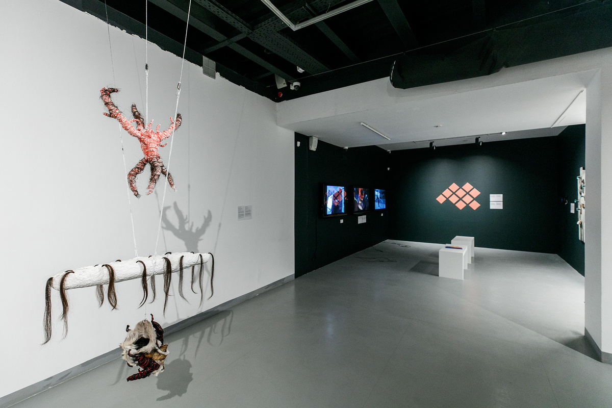    Экспозиция выставки «Копи смех к зиме…»