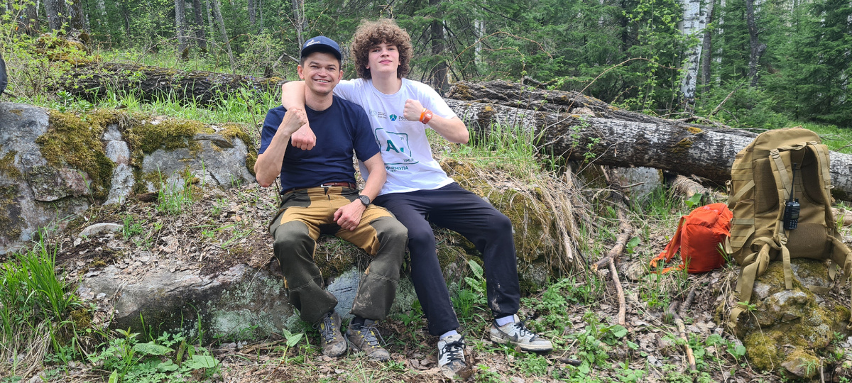 А вот собственно и фото с сыном и нетрудно догадаться где чей рюкзак 😄