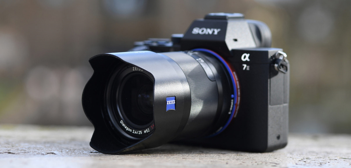 Шильдик Zeiss на объективе фотокамеры Sony. Изображение: ZEISS