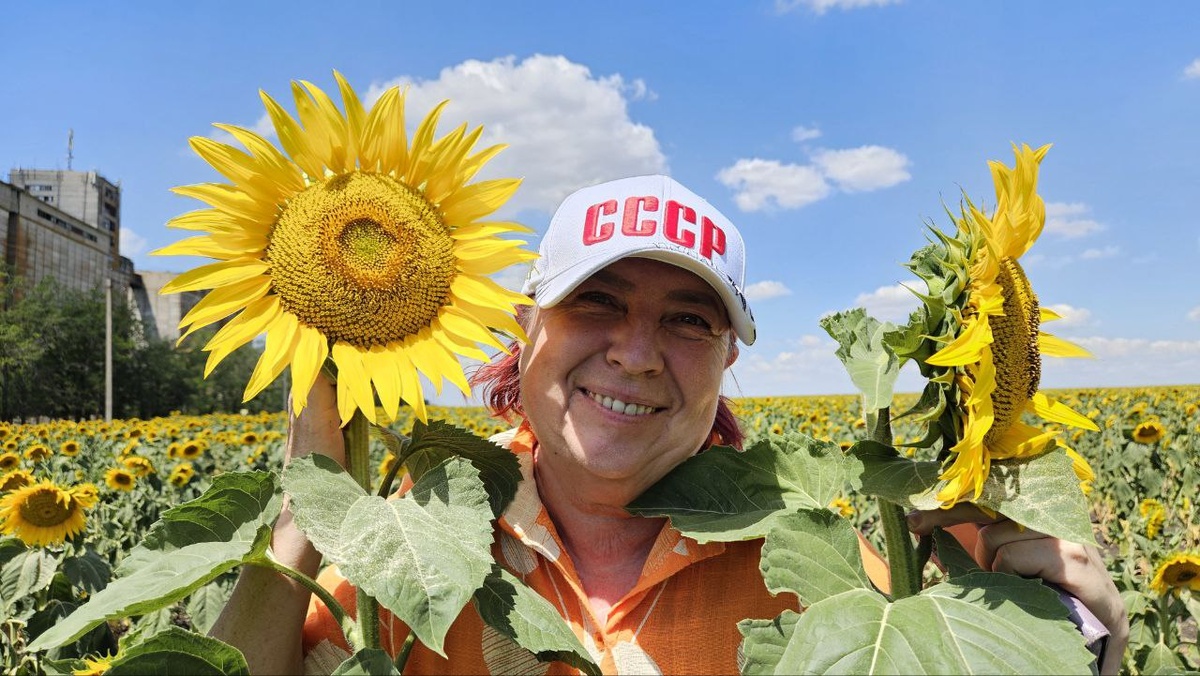 По дороге проезжали поля с подсолнухом...не могли не остановиться!