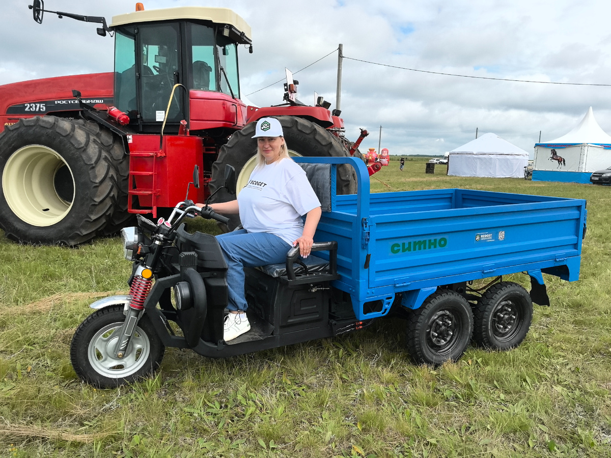 На фоне трактора трицикл - совсем малыш, но на деле - настоящая машина