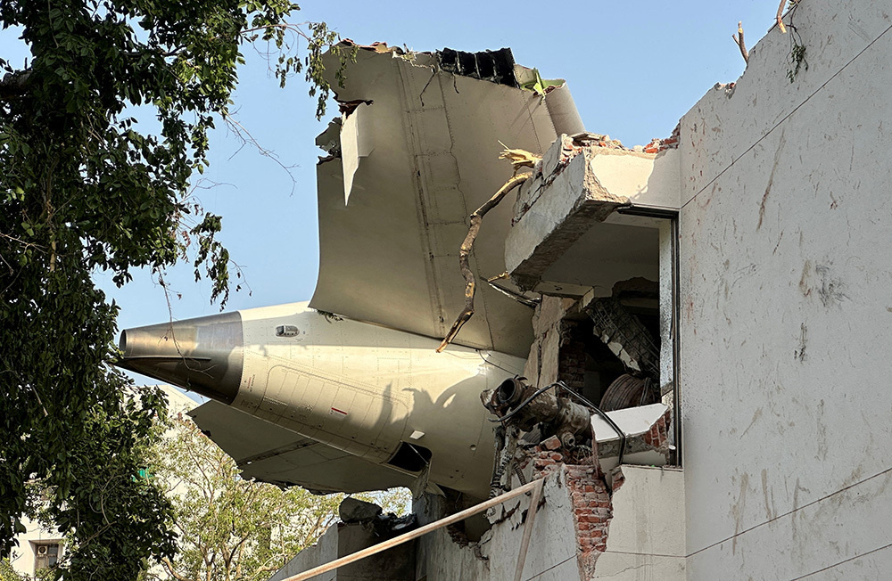 Кадры с места трагедии — в фотогалерее BFM.ru.    
 Фото: Reuters/Amit Dave📷    Более 300 человек стали жертвами авиакатастрофы Boeing 787 Dreamliner компании Air India в Ахмедабаде на западе Индии. На борту лайнера находились 242 человека, борт выполнял рейс AI171 в Лондон, сразу после вылета из аэропорта самолет упал на жилой район города Ахмедабад, протаранив общежитие медицинского колледжа.