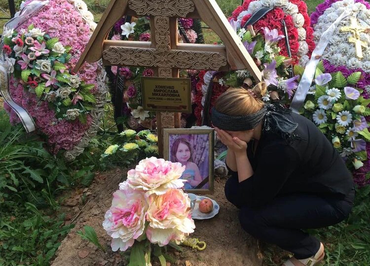 «У забора лежала моя девочка»: мама нашла свою 10-летнюю дочь на детской площадке без признаков жизни