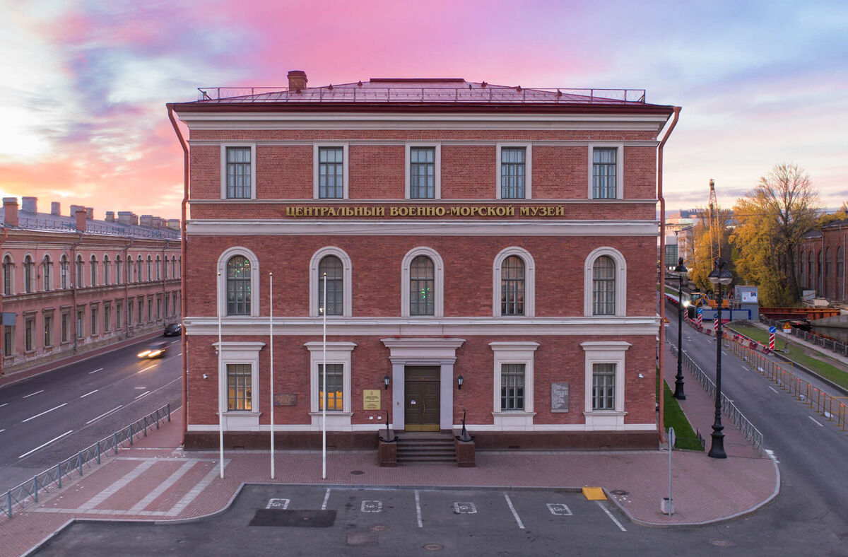 Здание Центрального военно-морского музея на площади Труда в Санкт-Петербурге.