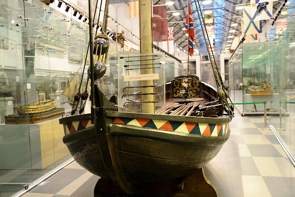 Ботик Петра I «Святой Николай» в главном зале ЦВММ.