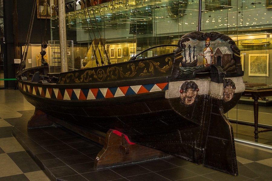 Ботик Петра I «Святой Николай» в главном зале ЦВММ.