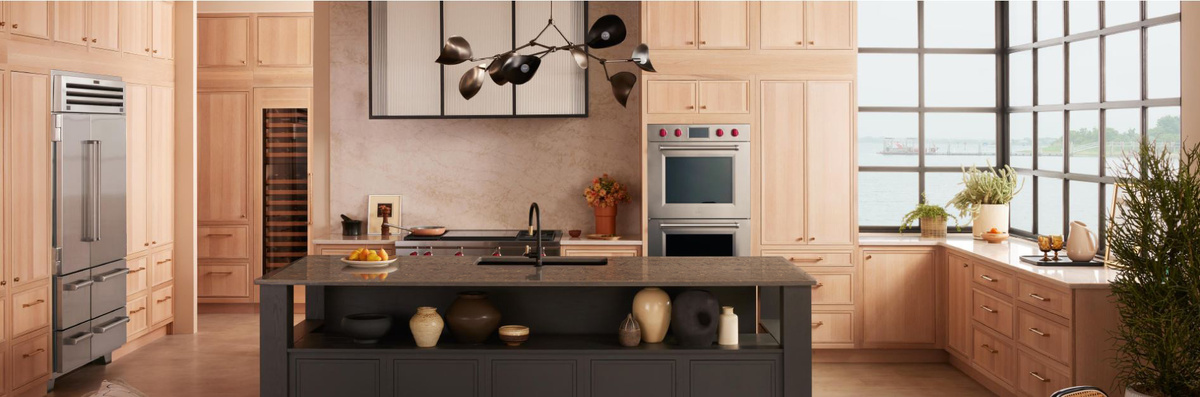 Кварц Cygnus Divine от Quantra — роскошный выбор для фартука и периметра кухни. Теплые оттенки и золотистые прожилки создают атмосферу уюта и стиля.