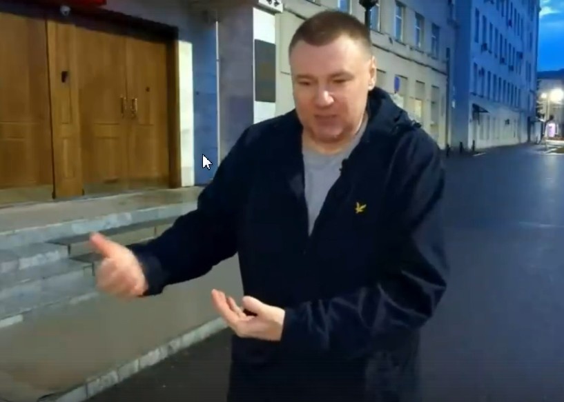 Обильная жестикуляция Антона Долгих в видео косвенно свидетельствует о том, что он рассказывает нам что-то важное. Хотя, возможно, юрист просто пытается согреться в связи с низкой температурой окружающего воздуха. 