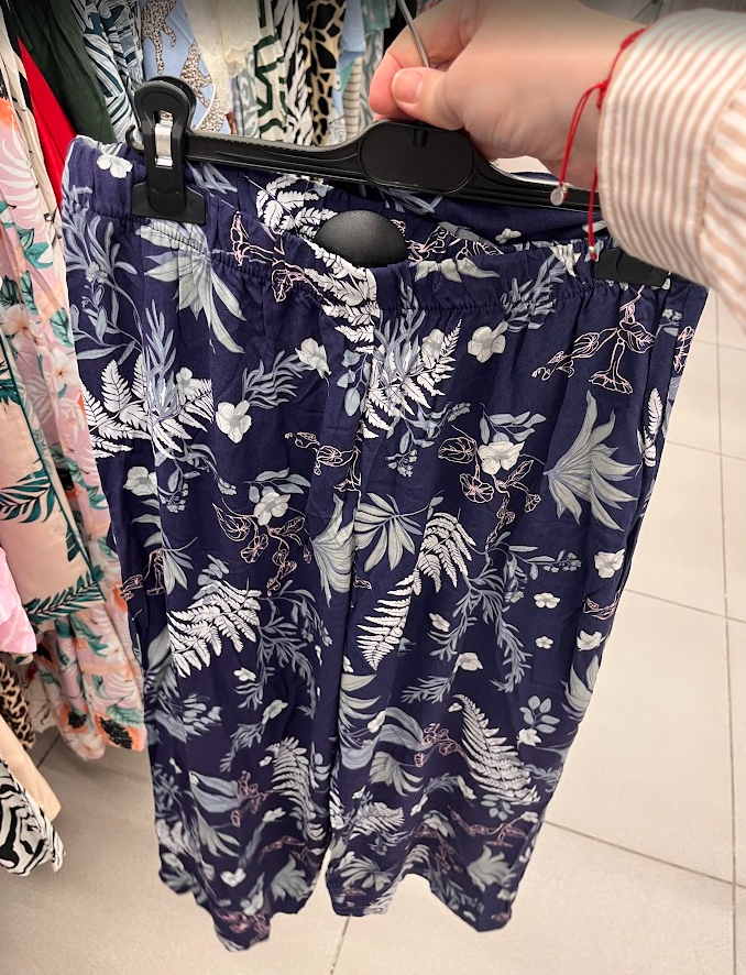 Приятный темный цвет, такой успокаивающий, глубокий и интересный растительный принт