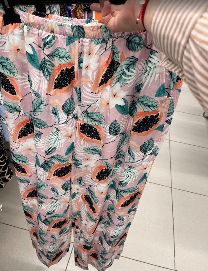 Пыталась поймать ракурс - вроде удалось. Ткань на ощупь приятная. 