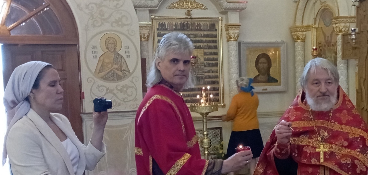 На помазании в родном храме свт.ИОва. Отец Александр Копяткевич, старший алтарник Сергий Петровнин и ваша покорная слуга. В объективе Виктора Астафьева, нашего прихожанина. Благодаря ему у меня есть мои фотографии)))