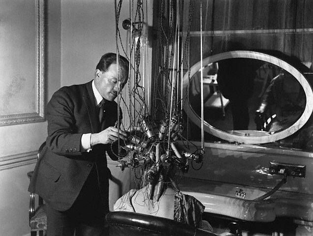 Процедура «химической завивки» с использованием электрического прибора для формирования устойчивых локонов