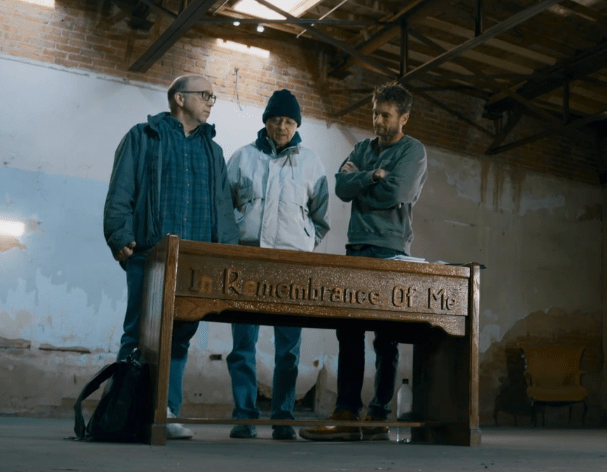 (Скриншот: справа налево — режиссёр-документалист Натан Апфел, президент Trinity Foundation Пит Эванс и сотрудник Trinity Foundation, следователь Барри Боуэн обсуждают деятельность Samaritan’s Purse на Аляске во втором эпизоде.)