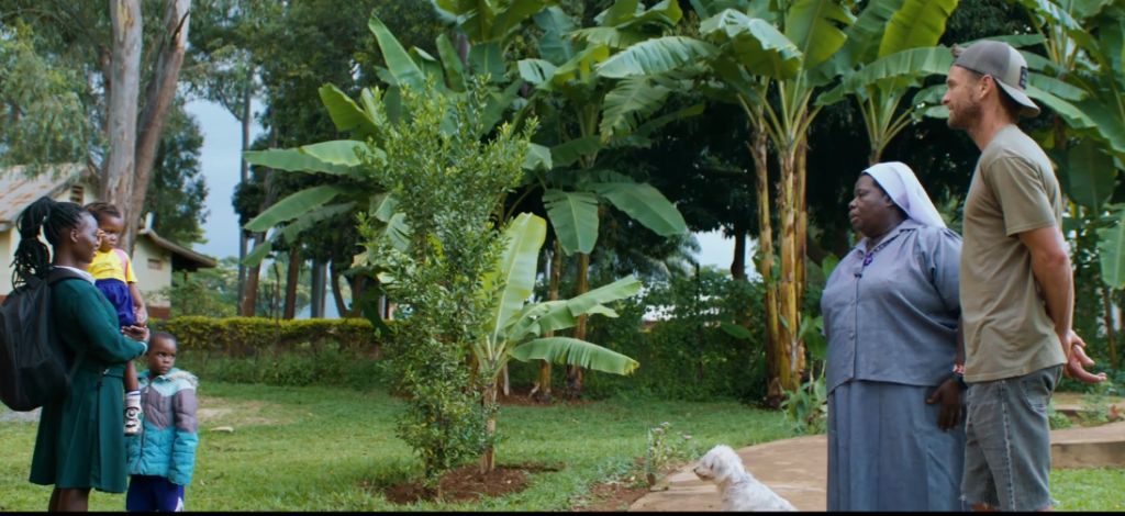 (Скриншот: католическая монахиня сестра Розмари следует наставлению Иисуса «любить своих врагов». История этих детей рассказана в шестом эпизоде.)