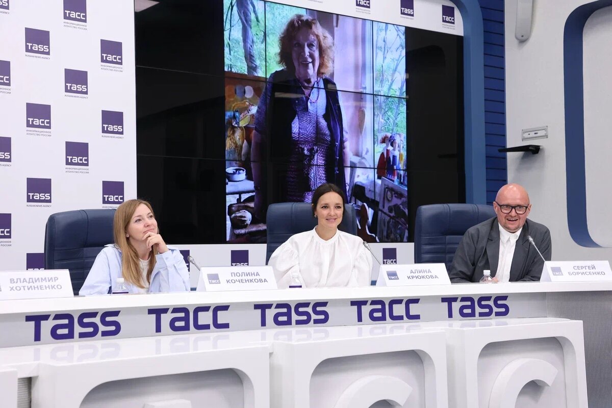 Полина Коченкова, Алина Крюкова и Сергей Борисенко слушают приветствие Лоры Гуэрра. Фото: Юрий Феклистов.