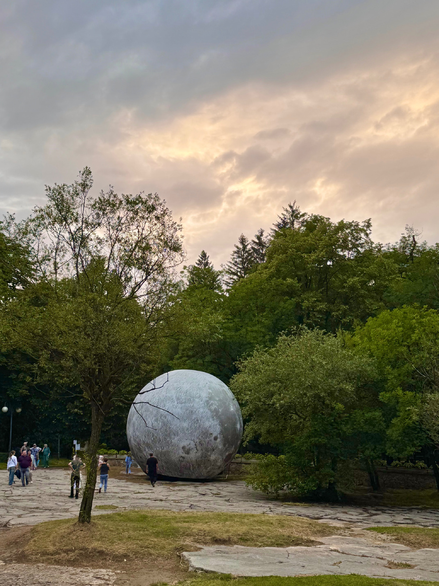 Для понимания размера сфотографировала с людьми