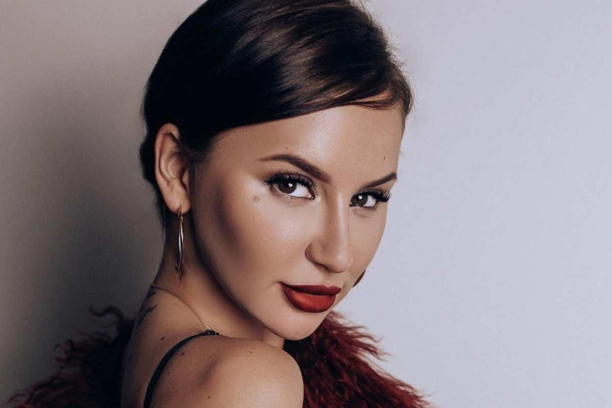 Анна Асти, фото 2025-го года, чуствуется слегка схуднула с помощью фотошопа, ну и фотограф с визажистом тоже постарались.