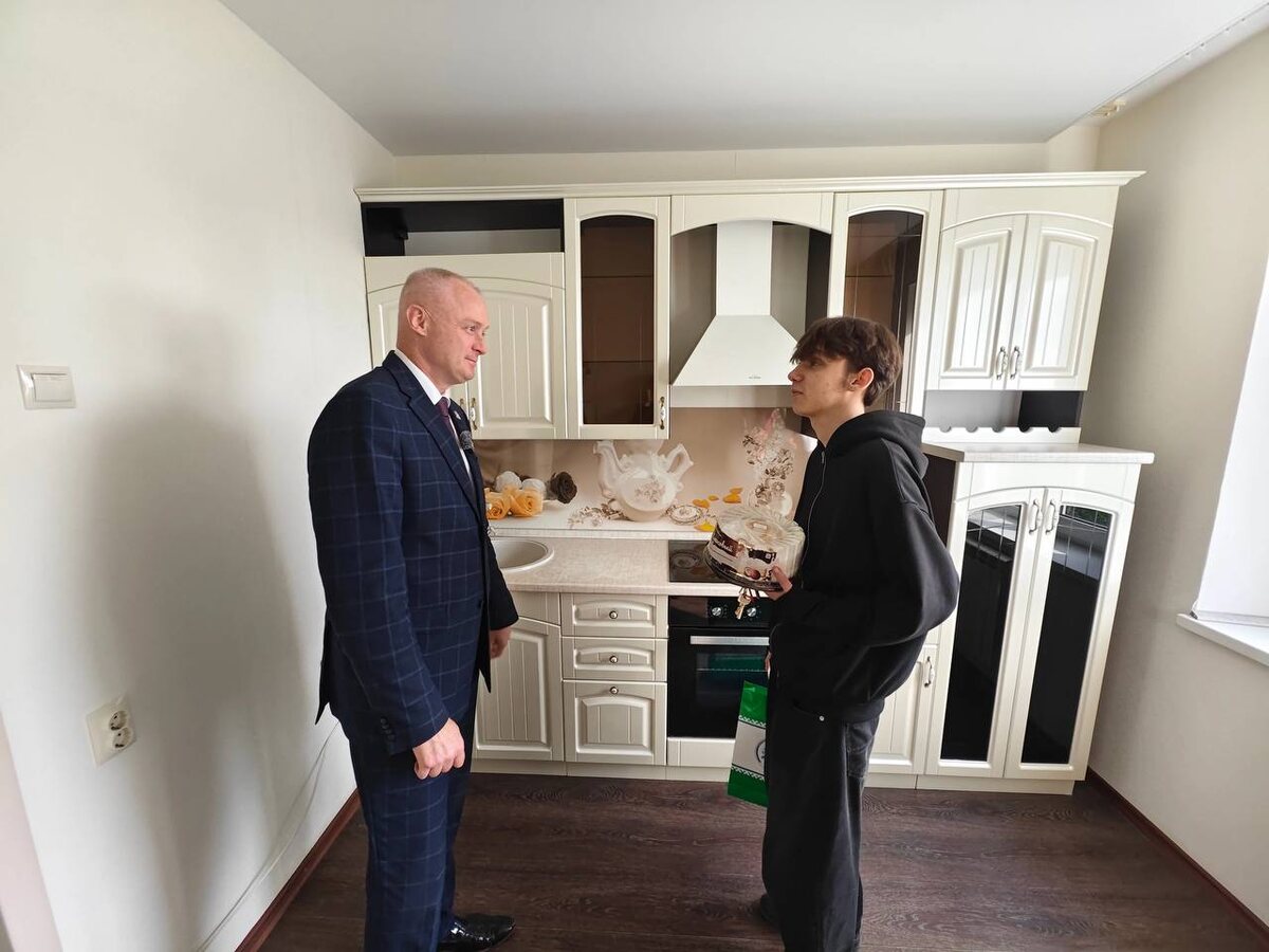    В Пыть-Яхе вручили ключи от собственной квартиры сироте на 18-летие