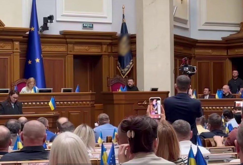   Зеленский продолжает говорить пафосные речи на фоне тяжелой ситуации на фронте для ВСУ.