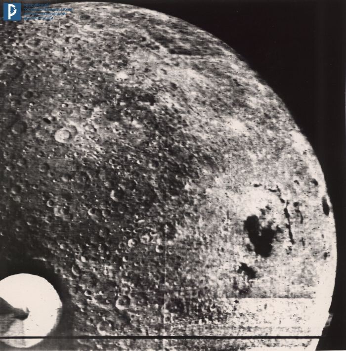 Снимок обратной стороны Луны, переданный с борта АМС «Зонд-3». 20.07.1965. РГАНТД. Ф. 107. Оп. 2-10. Д. 216. Л. 1.