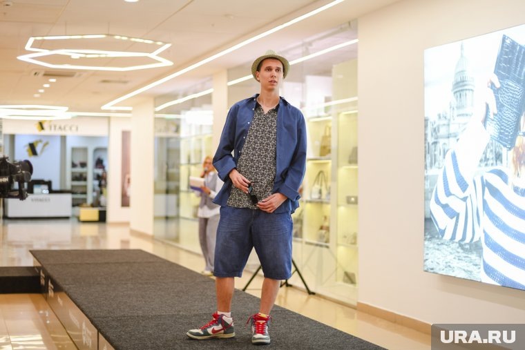 В дефиле приняли участие и мужчины. Фото: Никита Сабашников © URA.RU