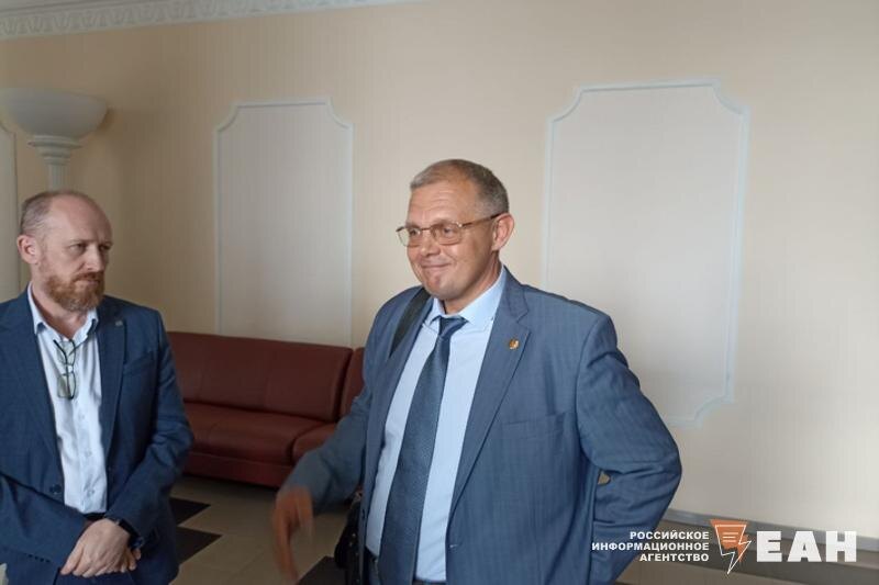    ЕАН / Максим Филиппович. Глава администрации Верх-Исетского района Екатеринбурга Владимир Лобанов (справа)