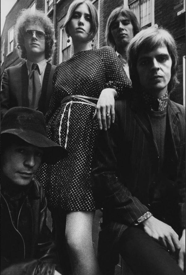 Музыканты группы Blossom Toes и британская модель Энджи Годдинг позируют на улицах Лондона. 1967 год. Фото Марка Хиспарда.