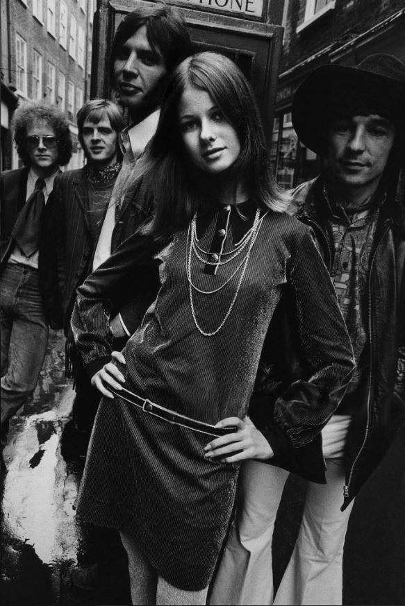 Музыканты группы Blossom Toes и актриса Сьюзен Форристал позируют на улицах Лондона. 1967 год. Фото Марка Хиспарда.