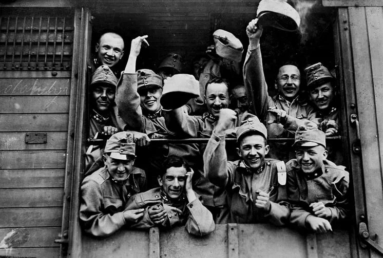 Солдаты Австро-Венгрии 1914 года радуются отправлению на фронт