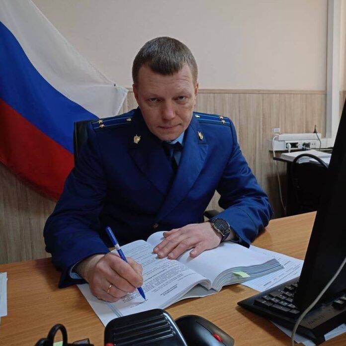 На фото: заместитель прокурора города А.А. Мишкин