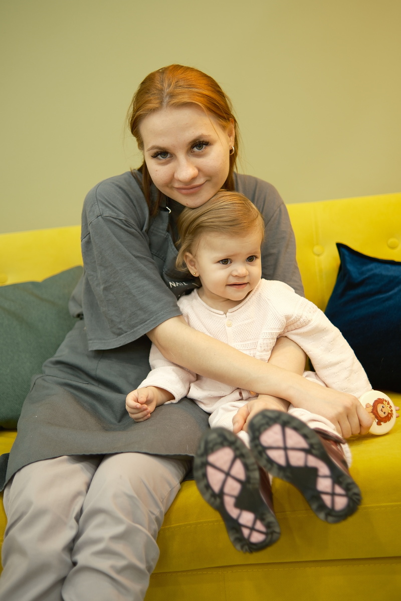 Старшая дочь Лиза(22г) по возрасту могла бы быть мамой для Ксюши(3г)