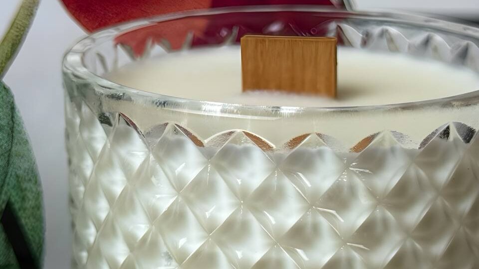 Погрузитесь в мир уюта и магии с нашей коллекцией свечей серии ST30 — там, где свет, аромат и стиль сливаются в одно волшебное пламя