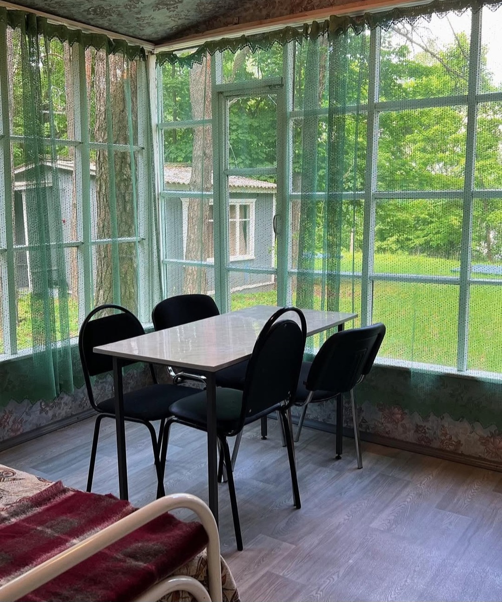 База отдыха кстати очень старая, ей много лет и мы все мимо нее ходили тоже много тысяч раз. Мне кажется пришло время из нее сделать что-то намного лучше, чем есть сейчас