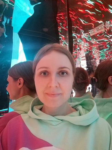 Почему-то очень люблю фотографироваться в зеркальных лабиринтах) Из личного архива автора.