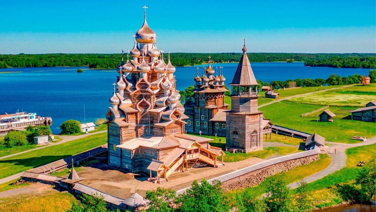 Изображение ансамбля с Церковью Преображения Господня — символ деревянного зодчества Русского Севера. Фото с сайта: kasheloff.ru