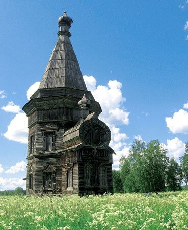 Пример классического северного храма с высоченным шатром и резьбой по деревянным элементам. Фото с сайта : houses.ru