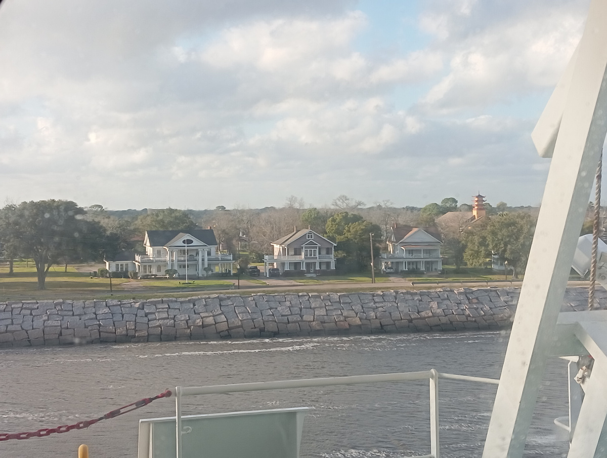 Порт-Артур с палубы танкера. Позади, внезапно, буддийская пагода