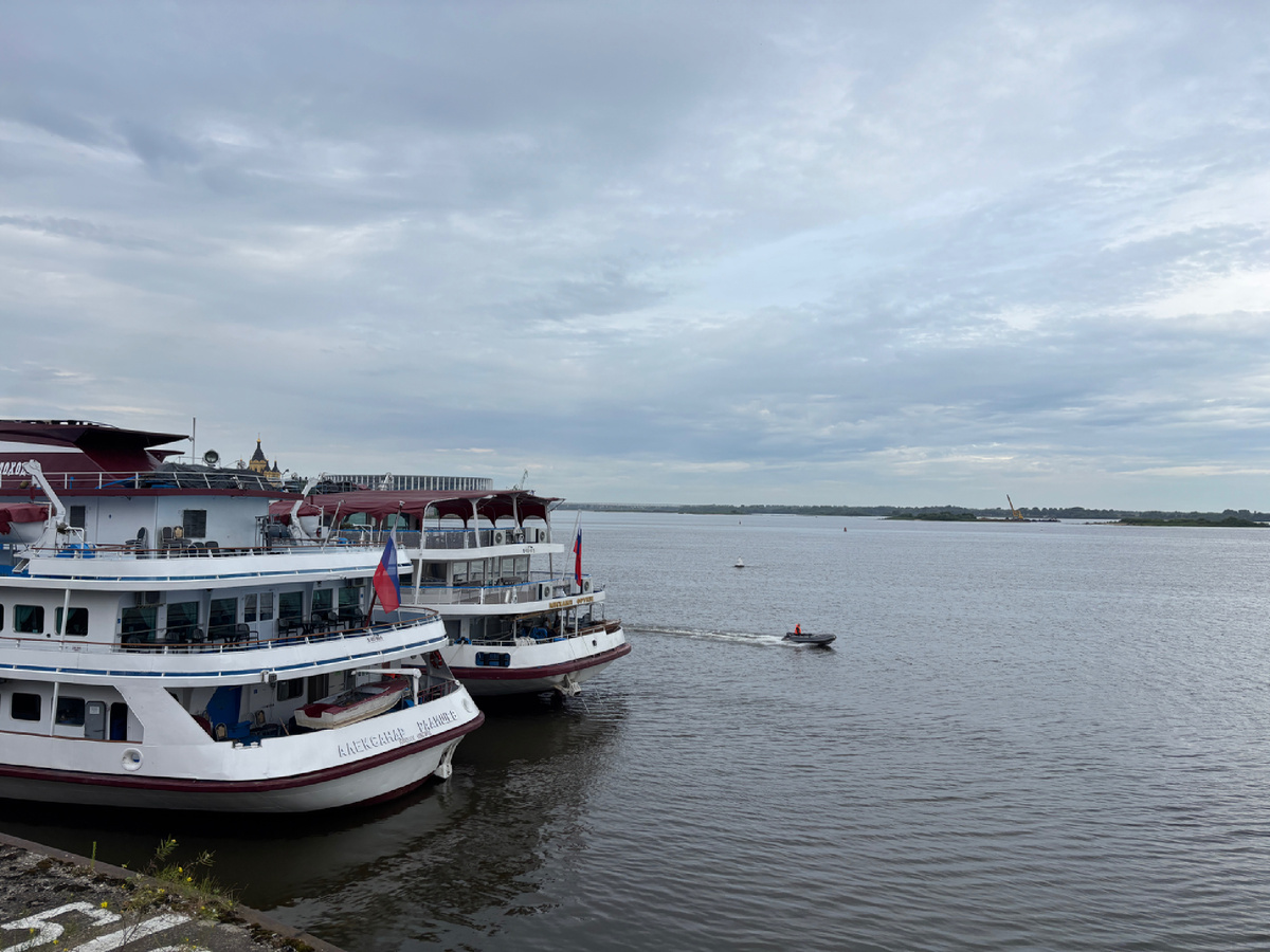 Фото автора. Вид теплоходов у причала каждый раз вызывает зуд путешественника ))) Но обычно с тоской проходишь мимо по своим делам, а 7 июля мы с чемоданами поднимались на борт 