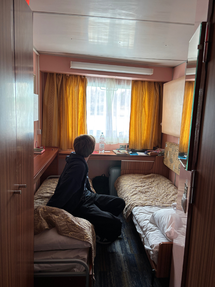 Фото автора. Конечно, никто не едет в круиз, чтобы сидеть в каюте, но утром или вечером, когда все переодеваются, собираются в душ и прочее, не разойтись. Высоким людям откровенно здесь сложно, ноги девать совсем некуда ))) 