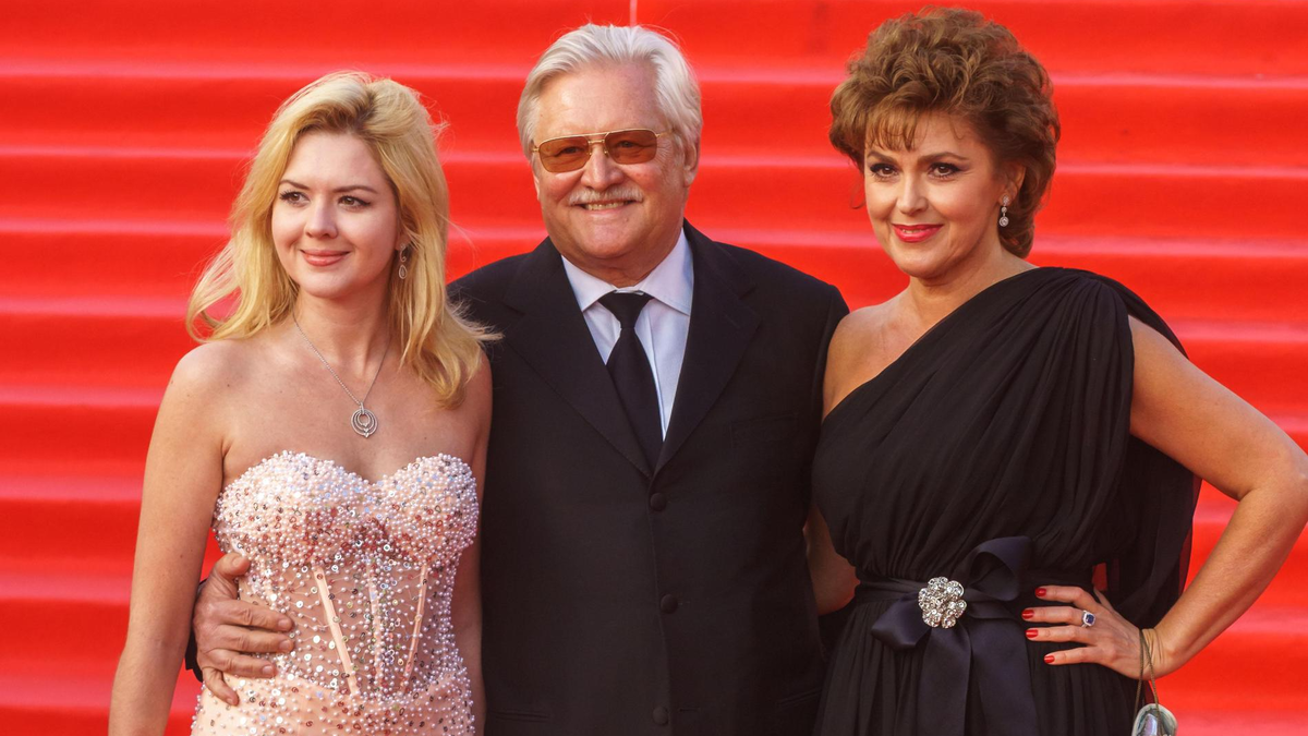    Юрий Кара с женой и дочерью. Фото: Legion-Media