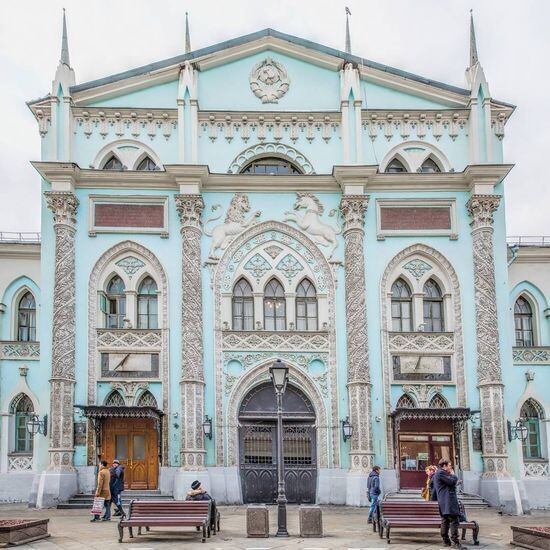     Здание историко-архивного института.