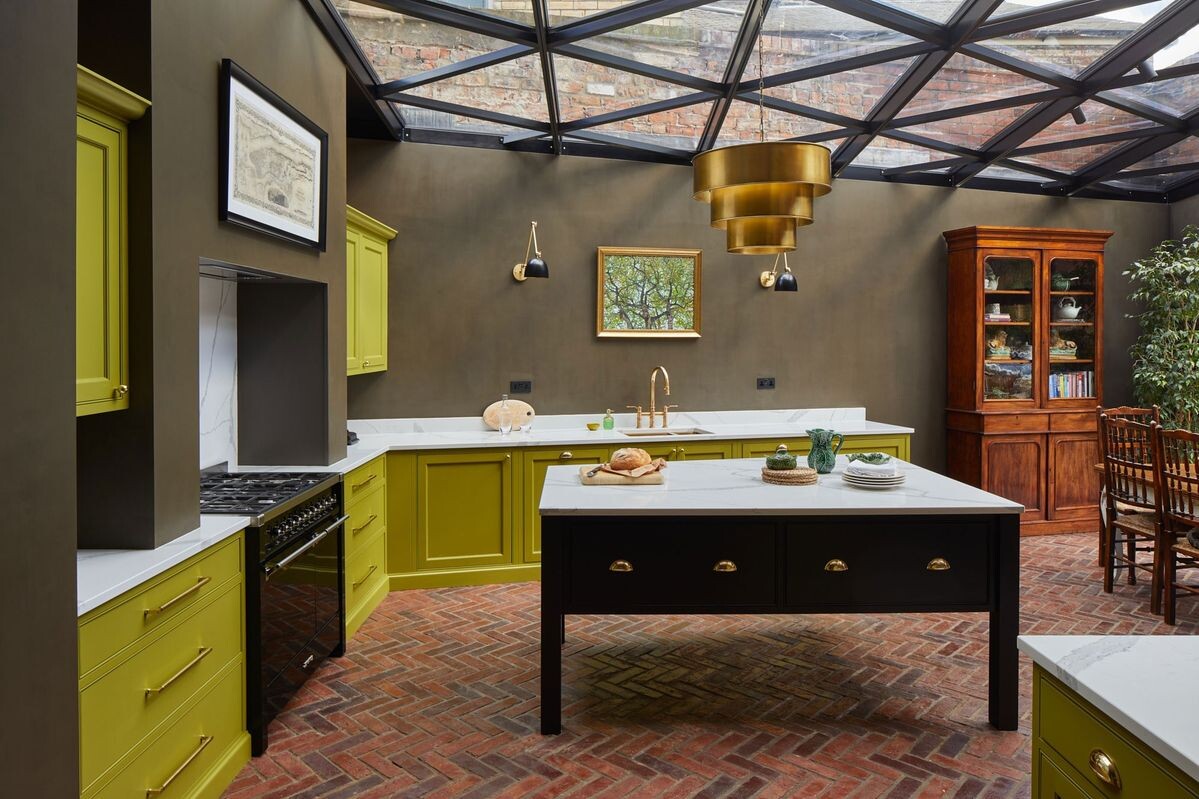 Зелёная кухня в интерьере в сочетании с классическим мрамором Calacatta