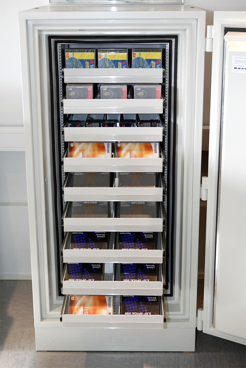 Сейф для магнитных носителей сертифицированный на 120DIS – 2 часа огнестойкости для самых уязвимых накопителей (дисков и лент), минимальная толщина стенок – 14 см